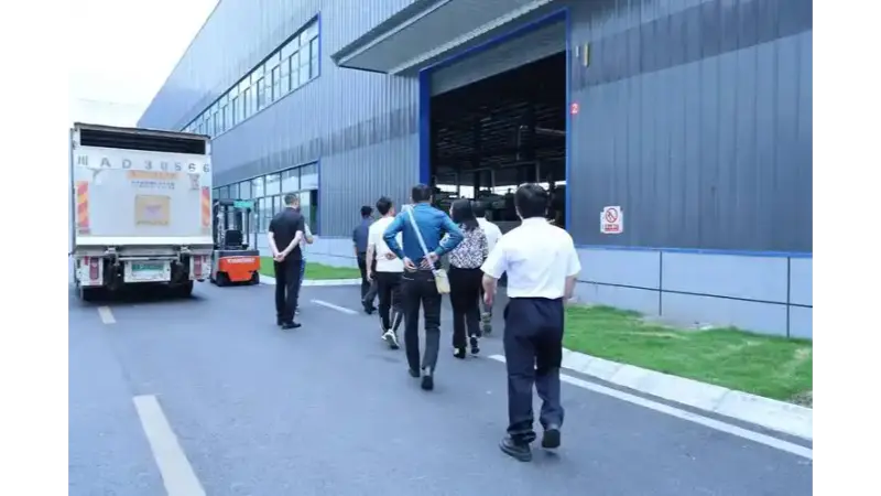Un client internațional vizitează HYT Packaging pentru un tur la fața locului